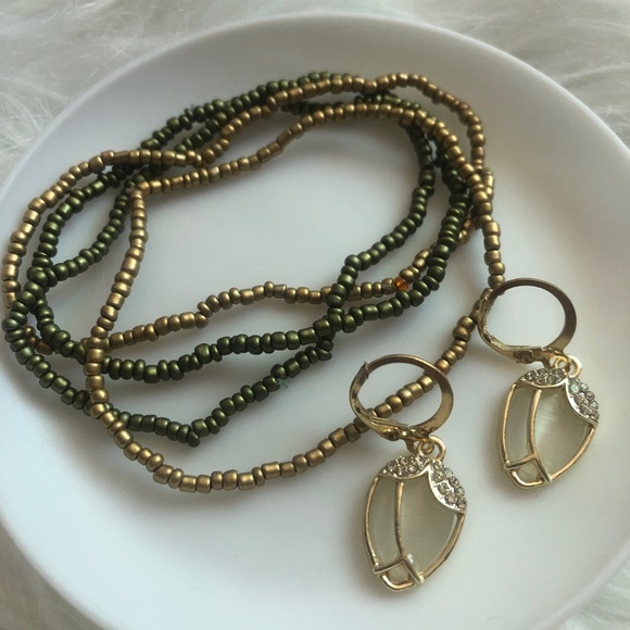 1 pair of beautiful dangle earrings +4 bead bracelets - Picture 2 of 5